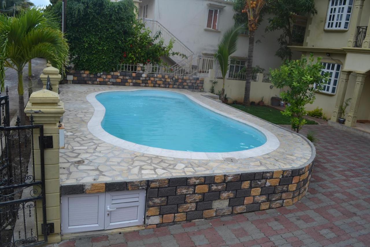 Rs Villas - Three Bedrooms Share Apartment With Private Room And Free Wifi And 100Mts To The Beach And Ac And 100Mts To Bus Stop And Pool Flic-en-Flacq Exterior foto