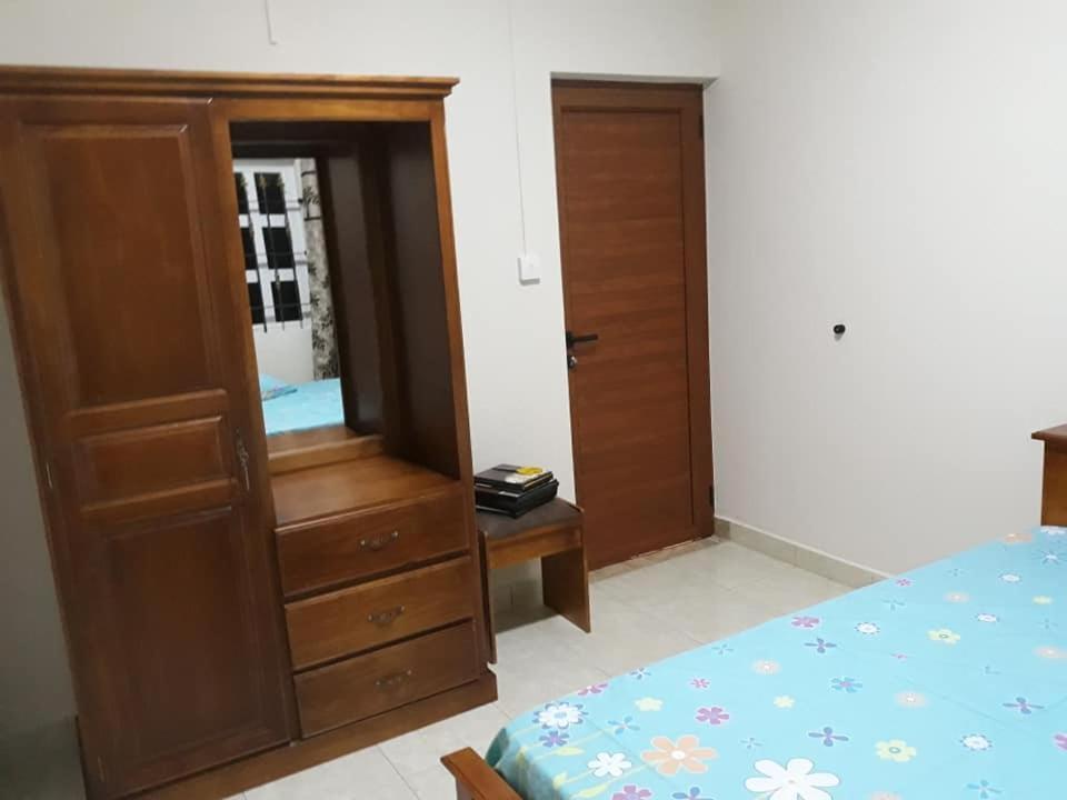 Rs Villas - Three Bedrooms Share Apartment With Private Room And Free Wifi And 100Mts To The Beach And Ac And 100Mts To Bus Stop And Pool Flic-en-Flacq Exterior foto