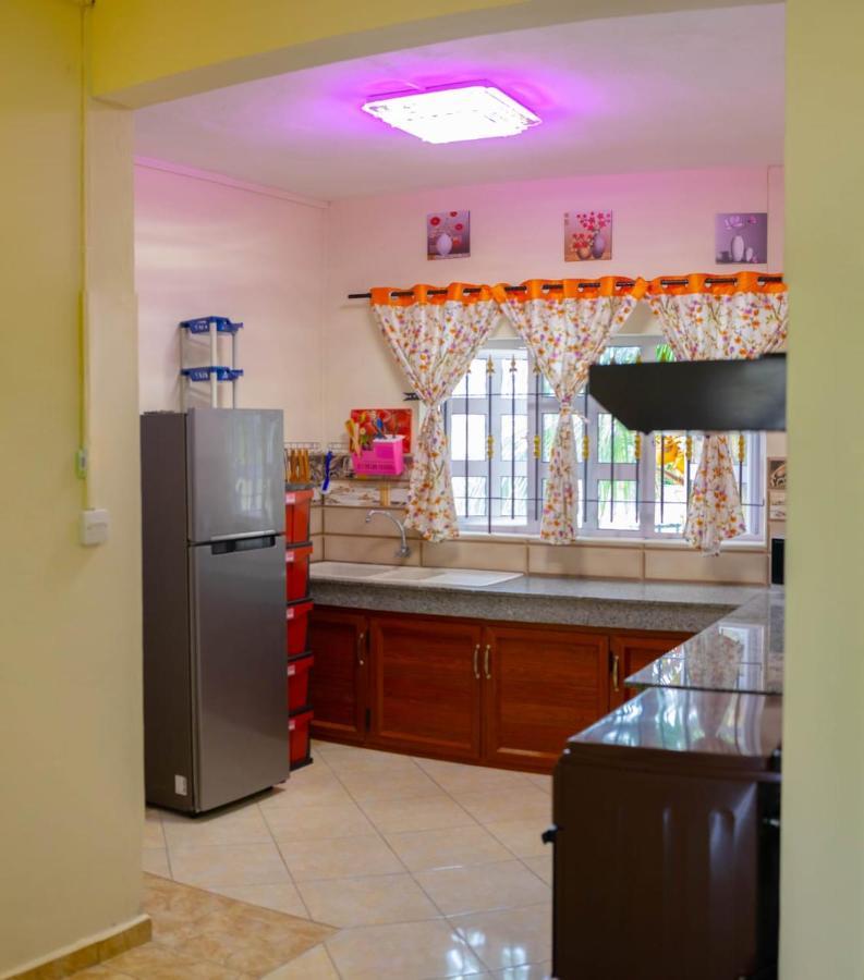 Rs Villas - Three Bedrooms Share Apartment With Private Room And Free Wifi And 100Mts To The Beach And Ac And 100Mts To Bus Stop And Pool Flic-en-Flacq Exterior foto