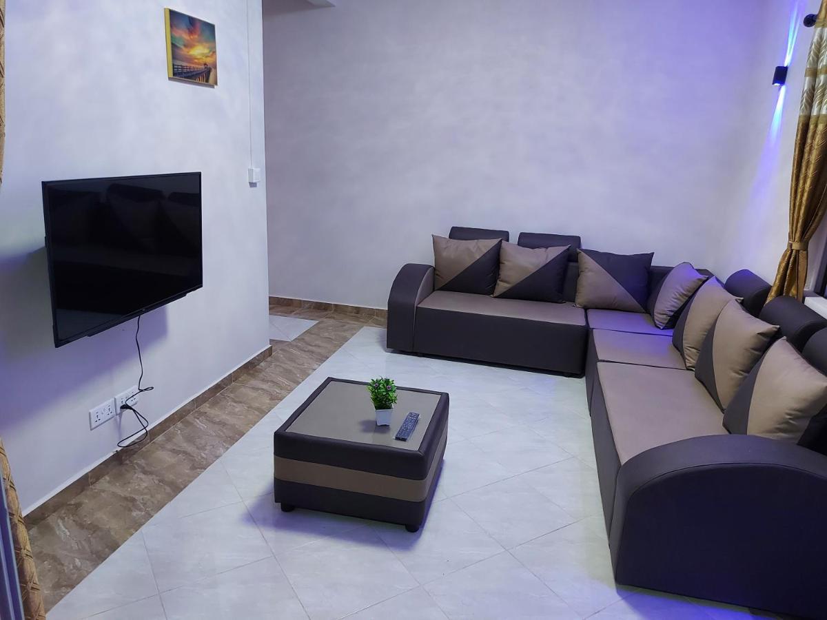 Rs Villas - Three Bedrooms Share Apartment With Private Room And Free Wifi And 100Mts To The Beach And Ac And 100Mts To Bus Stop And Pool Flic-en-Flacq Exterior foto